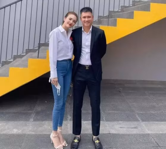 Tuy nhiên, sau cuộc hôn nhân không trọn vẹn và quyết định làm mẹ đơn thân, Khánh Chi đã sang Singapore làm việc, gửi con cho ông bà ngoại chăm sóc.