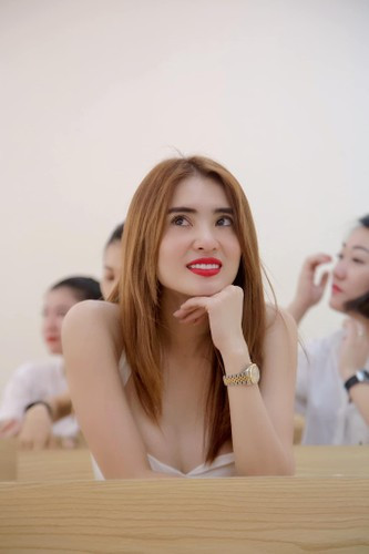 Có cuộc sống dư giả, Khánh Chi cũng dành nhiều thời gian bên con gái hơn qua các chuyến về nước thăm con.