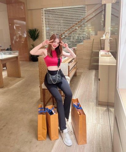 Nhưng chính vì việc không thanh minh khiến nhiều tin đồn bủa vây làm Khánh Chi cảm thấy mệt mỏi. Rất may mắn có gia đình, anh trai, chị dâu luôn ở bên động viên, giúp cô vững vàng bước ra khỏi cuộc hôn nhân không hạnh phúc.