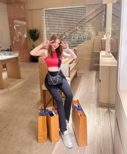 Nhưng chính vì việc không thanh minh khiến nhiều tin đồn bủa vây làm Khánh Chi cảm thấy mệt mỏi. Rất may mắn có gia đình, anh trai, chị dâu luôn ở bên động viên, giúp cô vững vàng bước ra khỏi cuộc hôn nhân không hạnh phúc.