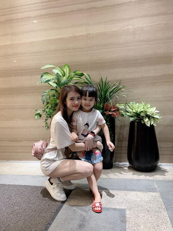 Ở thời điểm nổi tiếng, ngoài thời gian học tập ở trường, hot girl Khánh Chi cũng thử sức bản thân ở vai trò người mẫu ảnh, ca sĩ.