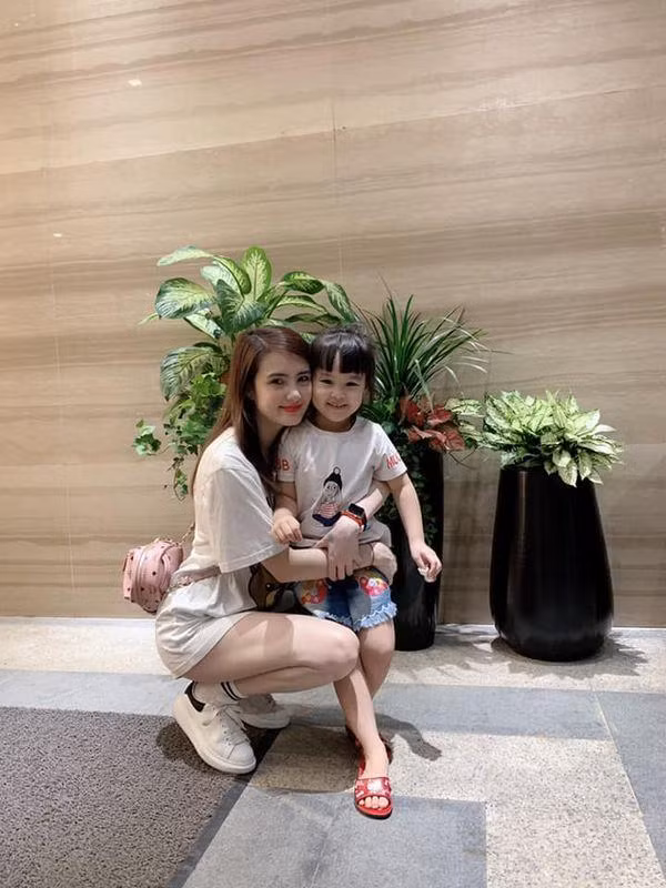 Ở thời điểm nổi tiếng, ngoài thời gian học tập ở trường, hot girl Khánh Chi cũng thử sức bản thân ở vai trò người mẫu ảnh, ca sĩ.