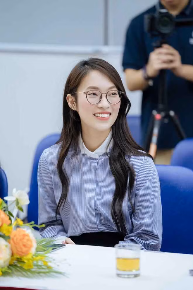 Thế nhưng, thực tế chỉ ra rằng hiện tượng mạng mới chính là chiếc bập bênh đặt Khánh Vy vào thế hoặc là bật cao hơn nữa, hoặc là chìm nghỉm chẳng ai biết nếu thật sự không có nỗ lực và tài năng.