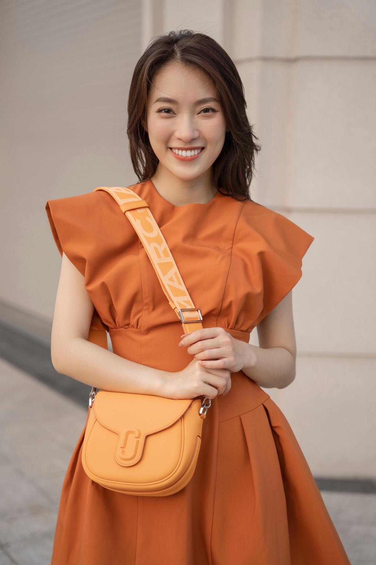 Có lẽ vì luôn phải đặt mình vào môi trường có nhiều sức ép và thử thách giới hạn bản thân nên sau này, khi vào Học viện Ngoại giao, Khánh Vy trở thành một cô gái đa tài đến nỗi khiến người khác không thể không ngưỡng mộ. Ở lĩnh vực nào gái xinh Nghệ An này cũng toả sáng.