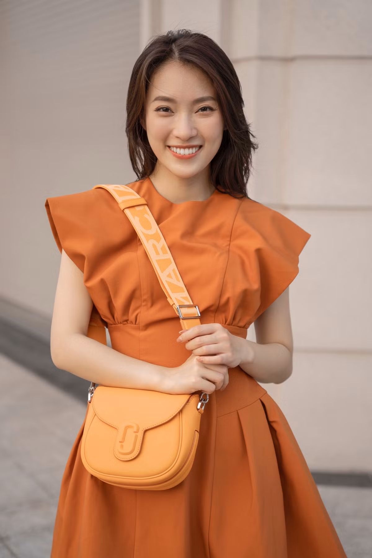 Có lẽ vì luôn phải đặt mình vào môi trường có nhiều sức ép và thử thách giới hạn bản thân nên sau này, khi vào Học viện Ngoại giao, Khánh Vy trở thành một cô gái đa tài đến nỗi khiến người khác không thể không ngưỡng mộ. Ở lĩnh vực nào gái xinh Nghệ An này cũng toả sáng.