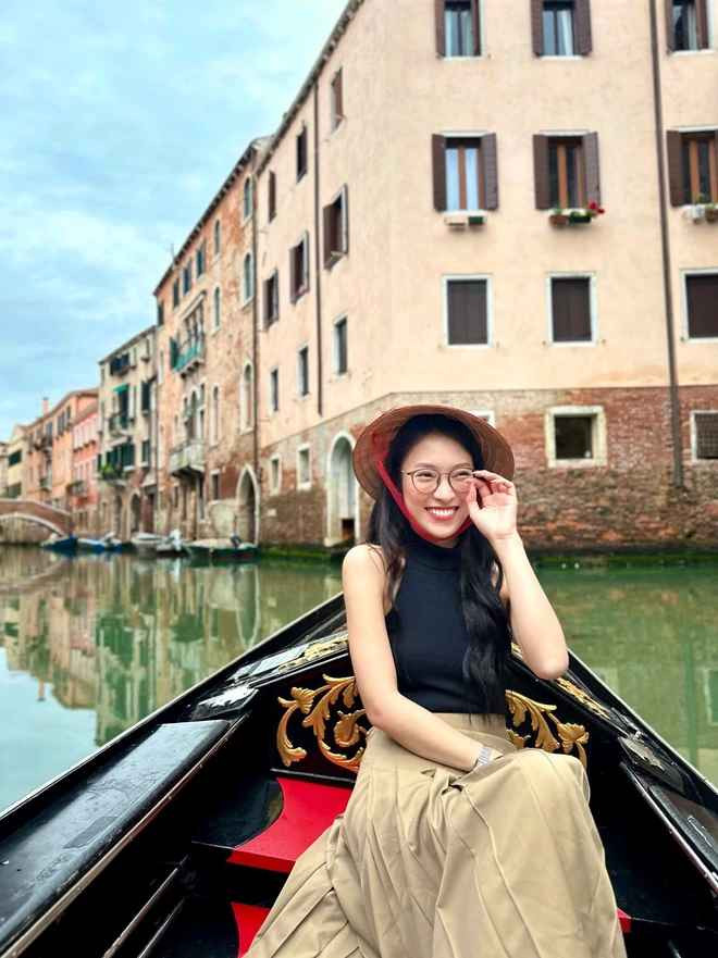 Còn nhớ, Khánh Vy bắt đầu nổi tiếng khi còn đang là học sinh cấp 3 THPT Chuyên Phan Bội Châu. Việc nỗ lực duy trì thành tích học tập tốt khi bỗng dưng nổi tiếng, đã là một điều chẳng dễ dàng. Thế mà cô bạn không chỉ giữ được sự tập trung trong việc học còn đạt giải 3 HSG Quốc gia. Với thành tích này, đồng nghĩa với việc nữ MC Đường lên đỉnh Olympia này được tuyển thẳng vào một số trường nhưng cô vẫn tiếp tục luyện để thi Đại học.