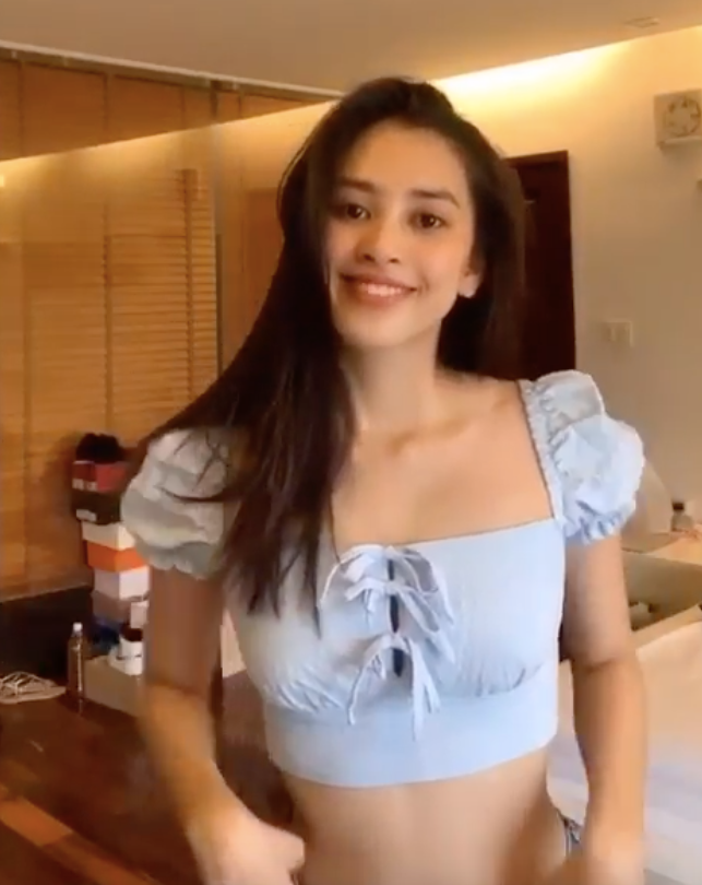 Mới đây trên trang cá nhân của mình, Tiểu Vy đã đăng tải một đoạn video clip trên trang cá nhân. Trong đoạn clip được đăng tải, cô hoa hậu sinh năm 2000 này khiến nhiều người bất ngờ với vòng eo con kiến phẳng lì..