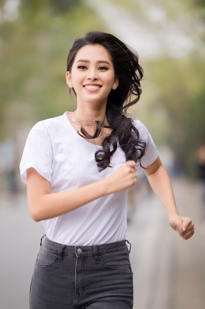 Có thể thấy sau thời gian dài thực hiện cách ly xã hội ở quê nhà Hội An, Tiểu Vy vẫn vô cùng xinh đẹp và rạng rỡ.