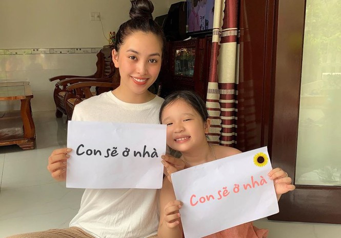 Trong đoạn clip, Hoa hậu 10X - Trần Tiểu Vy mặc trang phục đơn giản và năng động. Cô diện áo crop-top màu xanh khoe vòng eo con kiến thon thả và săn chắc, phối cùng quần short jeans cá tính.