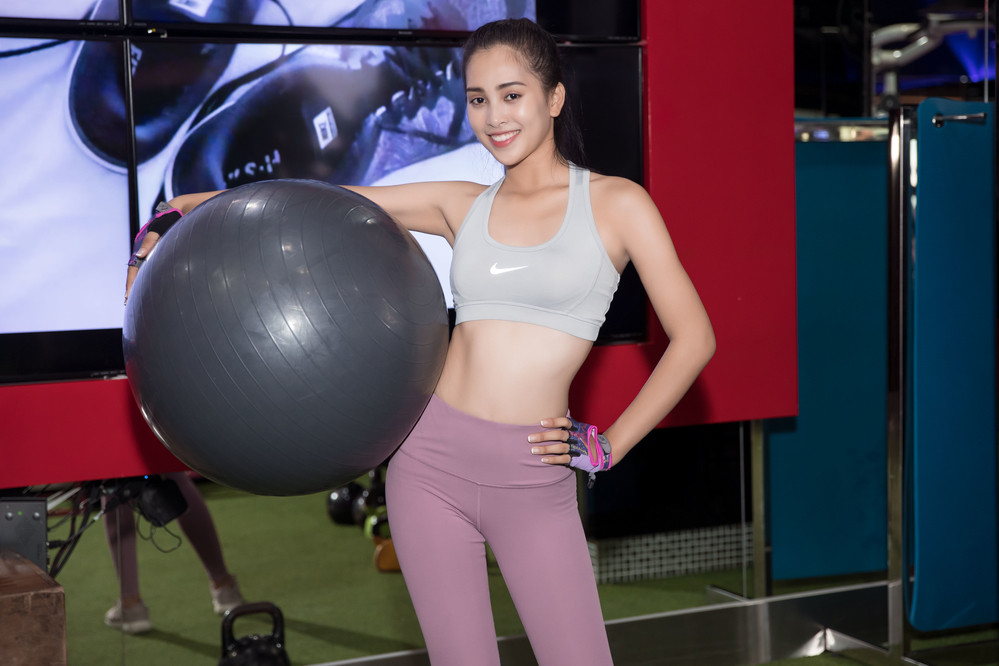 Trong suốt thời gian qua, Tiểu Vy cũng đã tham gia tặng khẩu trang, nước rửa tay cho các trung tâm nuôi dưỡng trẻ em mồ côi, người già neo đơn; tiếp tế lương thực và tặng đồ bảo hộ y tế ở bệnh viện dã chiến...