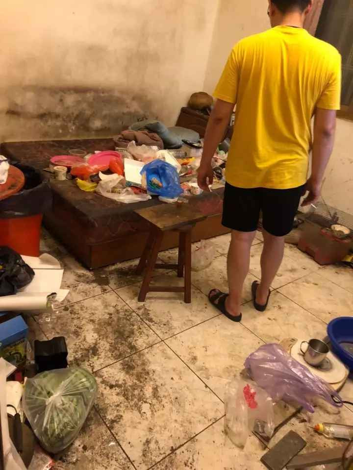 Những bức ảnh cho thấy sàn nhà đầy rác thực phẩm, chai lọ, túi ni lông, trái cây thừa.