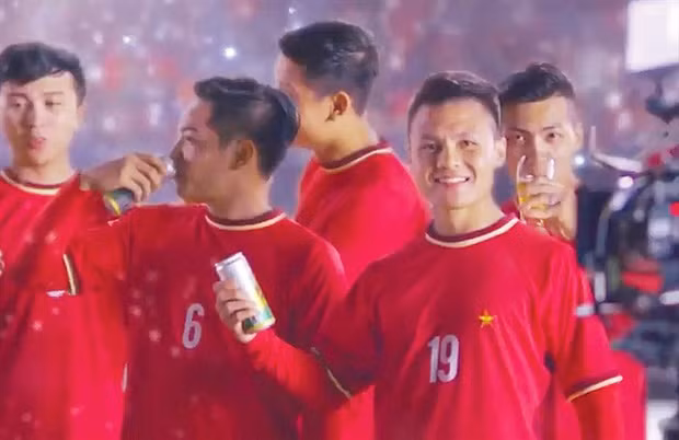Nổi như cồn sau VCK U23 châu Á 2018, Quang Hải được một hãng bia mời đóng quảng cáo. Nhưng tiền vệ nhỏ con này mắc sai lầm y hệt trường hợp của Công Phượng vào năm 2015.