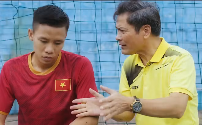 Trung vệ Quế Ngọc Hải là một cầu thủ chuyên nghiệp, không chỉ là một thành viên của ĐTQG mà trung vệ người Nghệ An còn mang trên mình tấm băng đội trưởng, là thủ lĩnh và là gương mặt đại diện cho cả một nền bóng đá Quốc gia vậy mà lại không để ý đến những lỗi vô cùng sơ đẳng trong khâu kiểm soát hình ảnh.