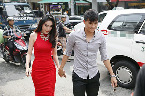 Năm 2016, Công Vinh cùng đội tuyển Việt Nam sang Tây Á đá trận đấu cuối cùng thuộc vòng loại thứ hai World Cup 2018 khu vực châu Á với Iraq. Tuy nhiên, khi trở về tiền đạo xứ Nghệ lại không về cùng đồng đội mà bay thẳng qua Thái Lan để đóng quảng cáo chung với bà xã Thủy Tiên.