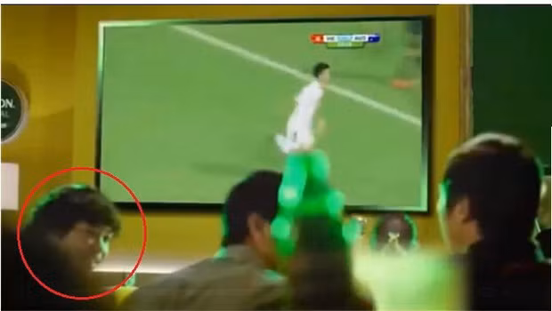 Trước Quế Ngọc Hải, nhiều cầu thủ cũng từng dính những lùm xùm không hay về việc đóng quảng cáo vi phạm bản quyền ĐTQG Việt Nam. Điển hình Công Phượng quảng cáo cho một nhãn hàng hổi năm 2015.