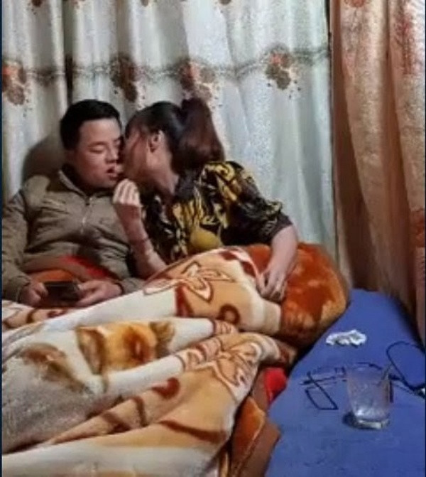 Mới đây nhất, vợ chồng cô dâu 62 tuổi Thu Sao đã có buổi livestream trên trang cá nhân của mình để tán gẫu với dân mạng. Điểm đáng chú ý hơn cả chính là trong khung hình được livestream ngay trên giường ngủ, cặp đôi Hoa Cương - Thu Sao không ngần ngại bày tỏ tình cảm trước bàn dân thiên hạ trước màn ảnh nhỏ bằng hành động đút hoa quả cho nhau qua miệng.