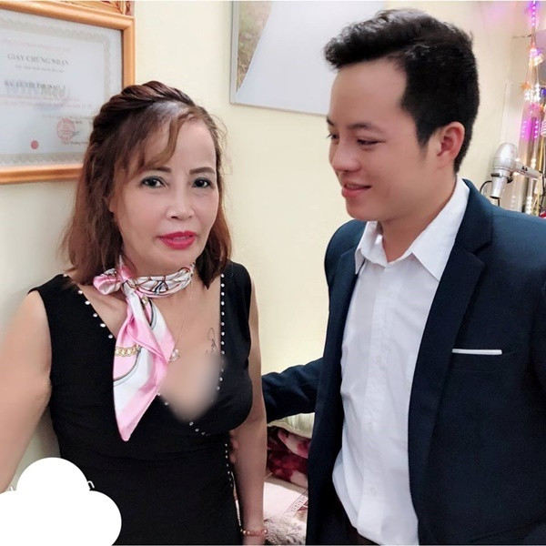 Nhiều người dùng MXH cho rằng, cử chỉ thể hiện yêu thương của chị Thu Sao gây mất vệ sinh và tạo cơ hội xấu cho việc lây nhiễm virus giữa mùa dịch bệnh đang diễn biến phức tạp như hiện nay.