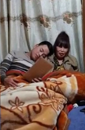 Trên trang cá nhân của mình, cô dâu 62 tuổi Thu Sao thường xuyên đăng tải những khoảnh khắc hạnh phúc thường nhật của hai vợ chồng. Theo đó, chị Thu Sao không chỉ tâm sự về bí quyết trẻ đẹp hơn mỗi ngày, mà còn chia sẻ những câu chuyện vụn vặt trong đời sống vợ chồng qua những hành động mùi mẫn, ngọt ngào khi ở bên nhau.