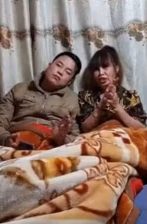 Cặp vợ chồng cô dâu 62 tuổi Thu Sao và Hoa Cương (26 tuổi) nổi như cồn bởi đám cưới đình đám cách đây hơn một năm. Mặc dù cả hai có một khoảng cách tuổi tác khá lớn nhưng điều đó không đủ để ngăn cản tình yêu chân thành mà họ dành cho nhau.