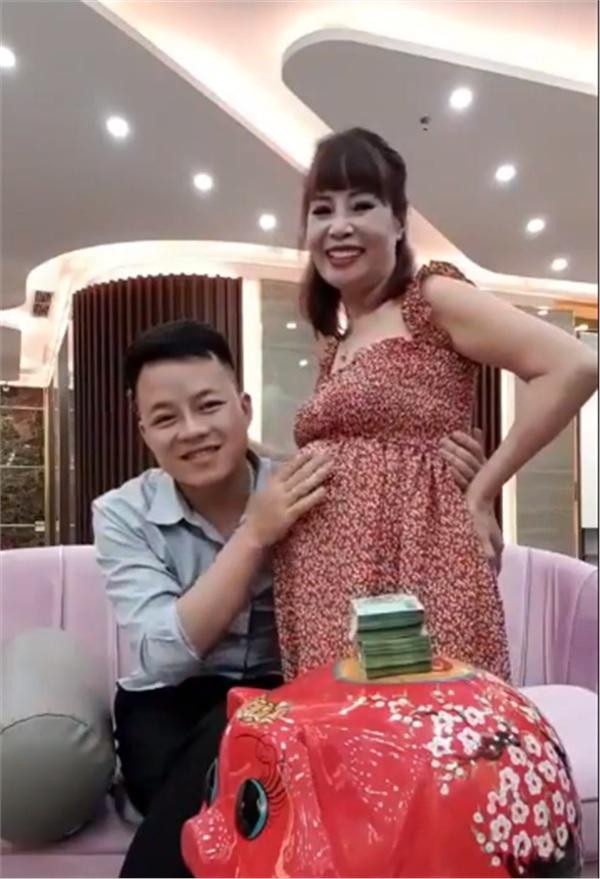 Trước đó, cặp vợ chồng Thu Sao - Hoa Cương từng khiến nhiều người tranh cãi khi khoe bụng bầu. Nhưng cuối cùng mọi thứ kết thúc chỉ là một "cú lừa".