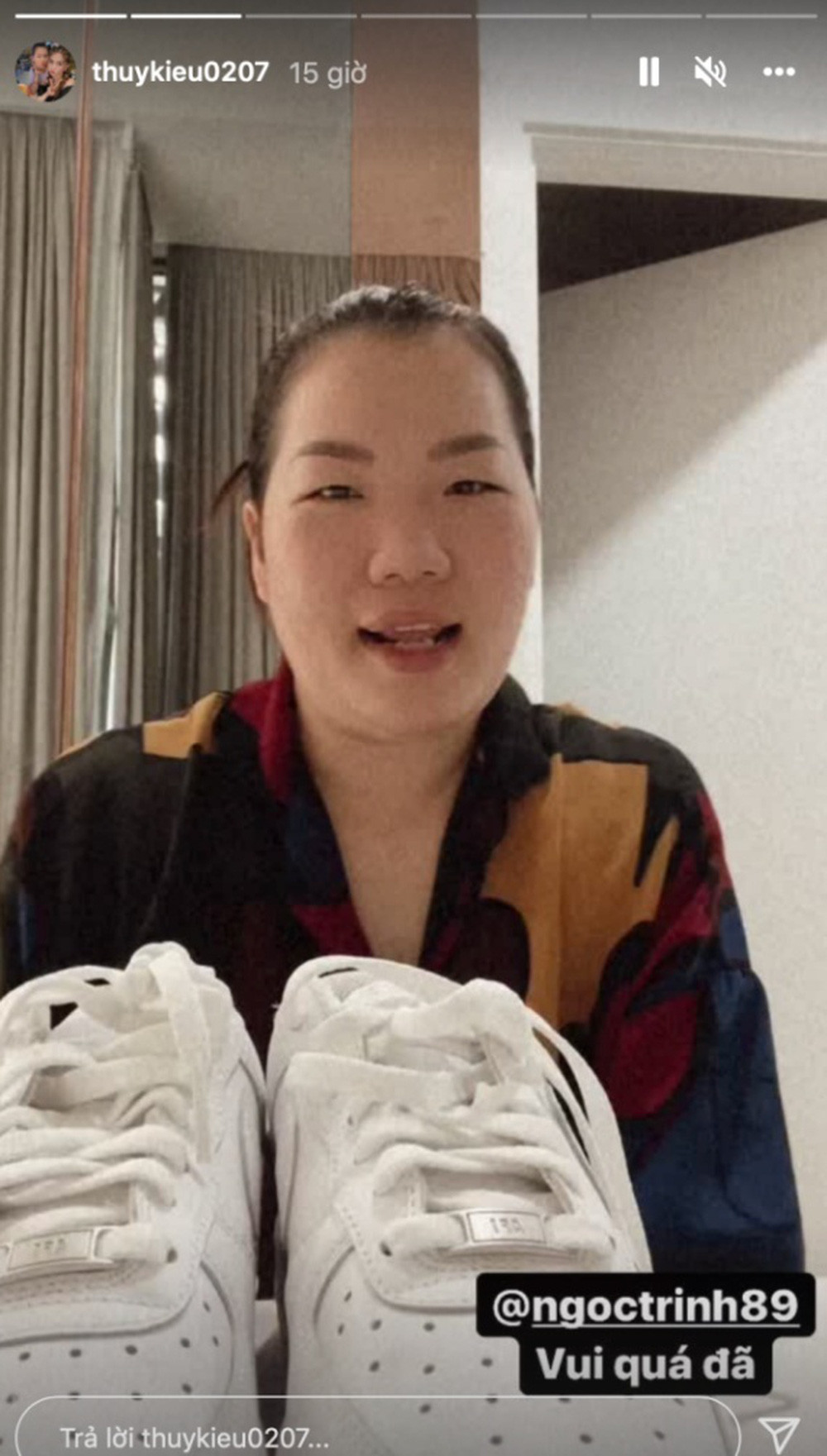 Lần gần nhất Thúy Kiều khoe quà là đôi giày Nike Air Force được chính tay Ngọc Trinh tặng. Đây là quà Giáng sinh sớm của cô trợ lý của nữ hoàng nội y.