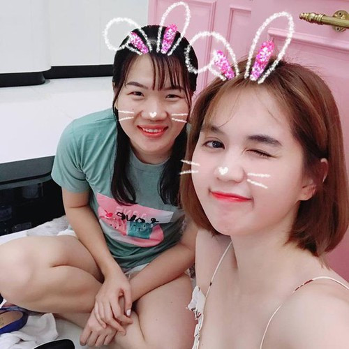 Nhiều người đã so sánh sự cưng chiều của Ngọc Trinh dành cho Thúy Kiều với tình cảm đại gia quận 7 Đoàn Di Băng dành cho bà vú trẻ trung, xinh đẹp nhận lương 120 triệu/tháng.