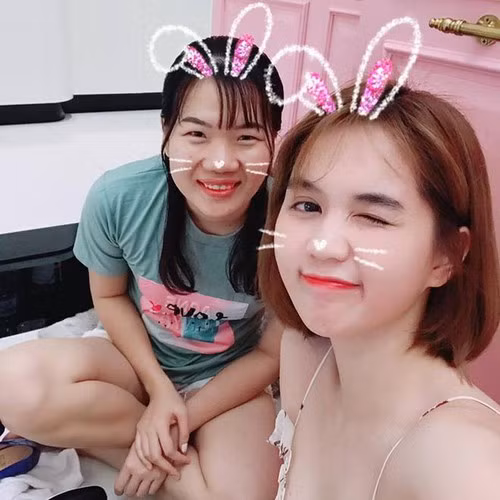 Nhiều người đã so sánh sự cưng chiều của Ngọc Trinh dành cho Thúy Kiều với tình cảm đại gia quận 7 Đoàn Di Băng dành cho bà vú trẻ trung, xinh đẹp nhận lương 120 triệu/tháng.