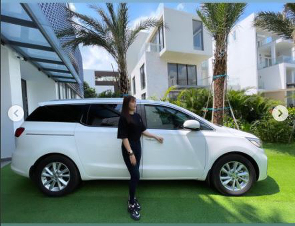 Hội mê giày thông tin, đôi giày mà Ngọc Trinh tặng Thúy Kiều giá rẻ nhất cũng là 2 triệu đồng.