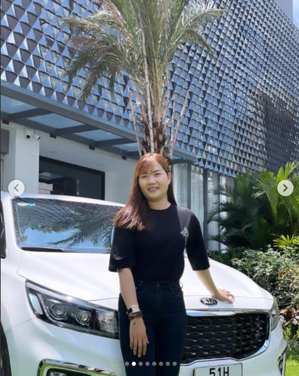 Dân mạng cũng phát hiện ra, không chỉ trợ lý Thúy Kiều mà dì Huệ - một người giúp việc trong nhà Ngọc Trinh cũng được cô tặng đôi giày tương tự cho dịp Giáng Sinh.