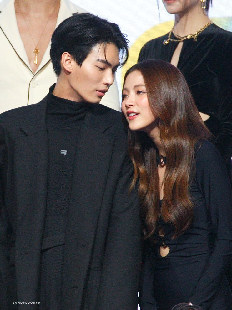 Win Metawin nói: "Win cũng là con trai anh. Nine là con trai cả. Vì vậy sao có thể ship con trai với chị dâu được". Sau khi biết mình lỡ lời, nam MC lấp liếm: "Để hai em tự nói thì hơn".