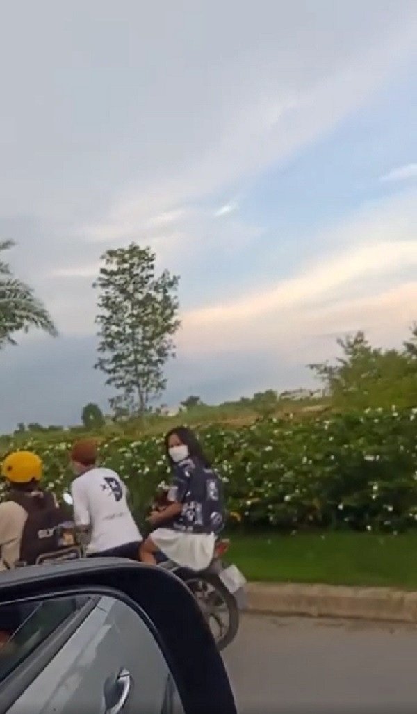 Vừa qua, mạng xã hội cũng đã xuất hiện đoạn clip ghi lại cảnh một nam sinh chật vật dắt xe dưới nắng, còn cô bạn gái thản nhiên ngồi trên yên nghịch điện thoại.