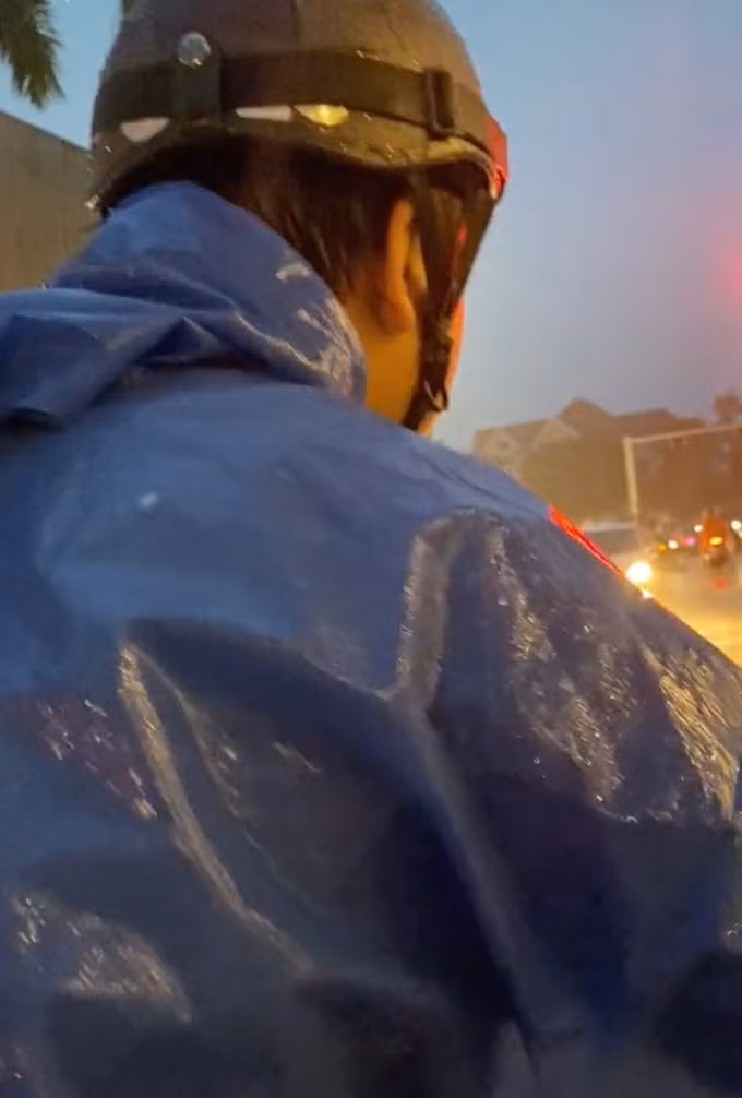 Cặp đôi dưới đây cũng rơi vào tình cảnh tương tự. Thế nhưng, thay vì giúp đỡ người yêu dắt xe qua đoạn nước ngập, cô gái lại thản nhiên ngồi trên xe. Hành động này đã khiến dân tình nổ ra tranh cãi.