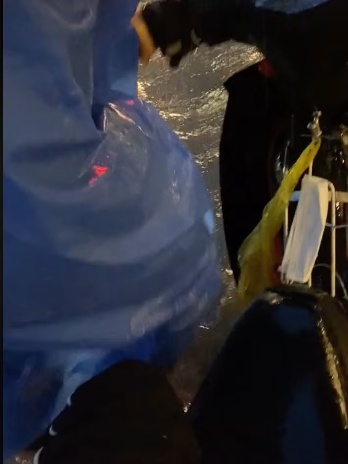 Đoạn clip được chính cô gái quay lại và đăng tải lên mạng xã hội. Thời điểm đó, Đà Nẵng đang mưa không ngớt, tuyến đường mà cặp đôi đi qua cũng bị ngập nghiêm trọng.