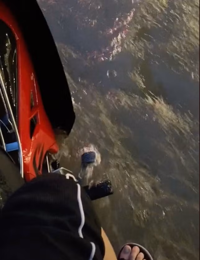 Vì vậy, chàng trai đã phải rất vất vả mới có thể dắt bộ chiếc xe đi qua đó. Đáng nói, cô bạn gái đi cùng lại không hề phụ giúp, thay vào đó còn thản nhiên ngồi phía sau yên xe.