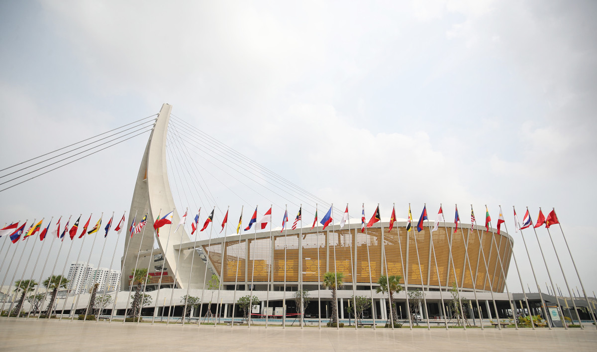 Phía ngoài SVĐ Morodok Techo trước giờ khai mạc SEA Games 32.