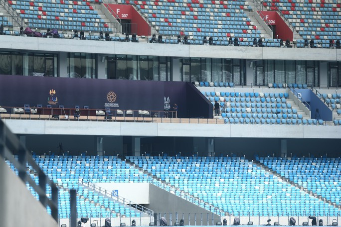 Trên khắp các vị trí của SVĐ Morodok Techo, BTC "set up" mọi thứ đâu ra đó để chuẩn bị cho lễ khai mạc SEA Games 32 diễn ra vào ngày 5/5.