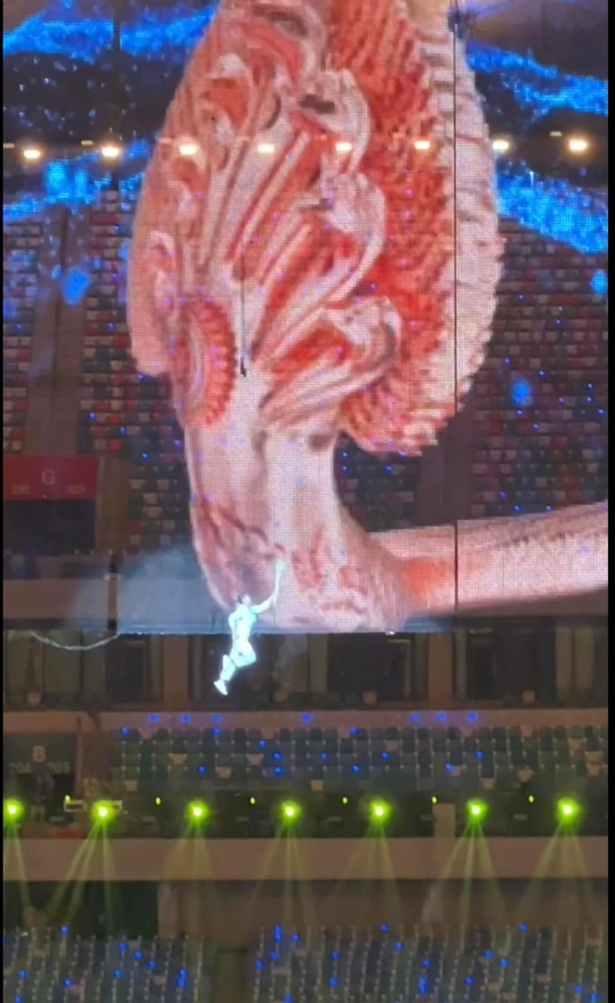 Từ tháng 3/2023, ngọn đuốc SEA Games đã có chuyến hành trình đi qua các quốc gia Đông Nam Á, lần lượt là Manila (Philippines), Bandar Seri Begawan (Brunei), Jakarta (Indonesia), Dili (Timor Leste), Kuala Lumpur (Malaysia), Singapore, Bangkok (Thái Lan), Yangon và Naypyidaw (Myanmar) và điểm cuối cùng là thủ đô Viêng Chăn (Lào) vào ngày 25-4. Từ Lào, ngọn đuốc chính thức của SEA Games 32 sẽ trở về với nước chủ nhà Campuchia vào ngày 27-4.