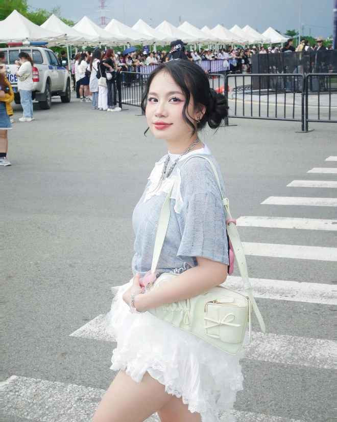 Các bạn nữ đều diện đồ với style thoải mái, năng động để còn tiện "quẩy" cùng các anh trai.