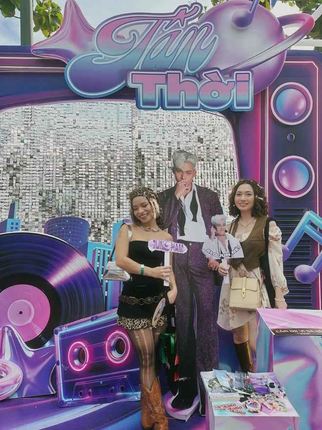 Trong rất nhiều bạn trẻ tham dự, không ít người sẵn sàng bay từ Hà Nội hoặc các tỉnh thành khác để tới TP.HCM, đầu tư chi phí để có vị trí đẹp nhất để ngắm nhìn những idol.