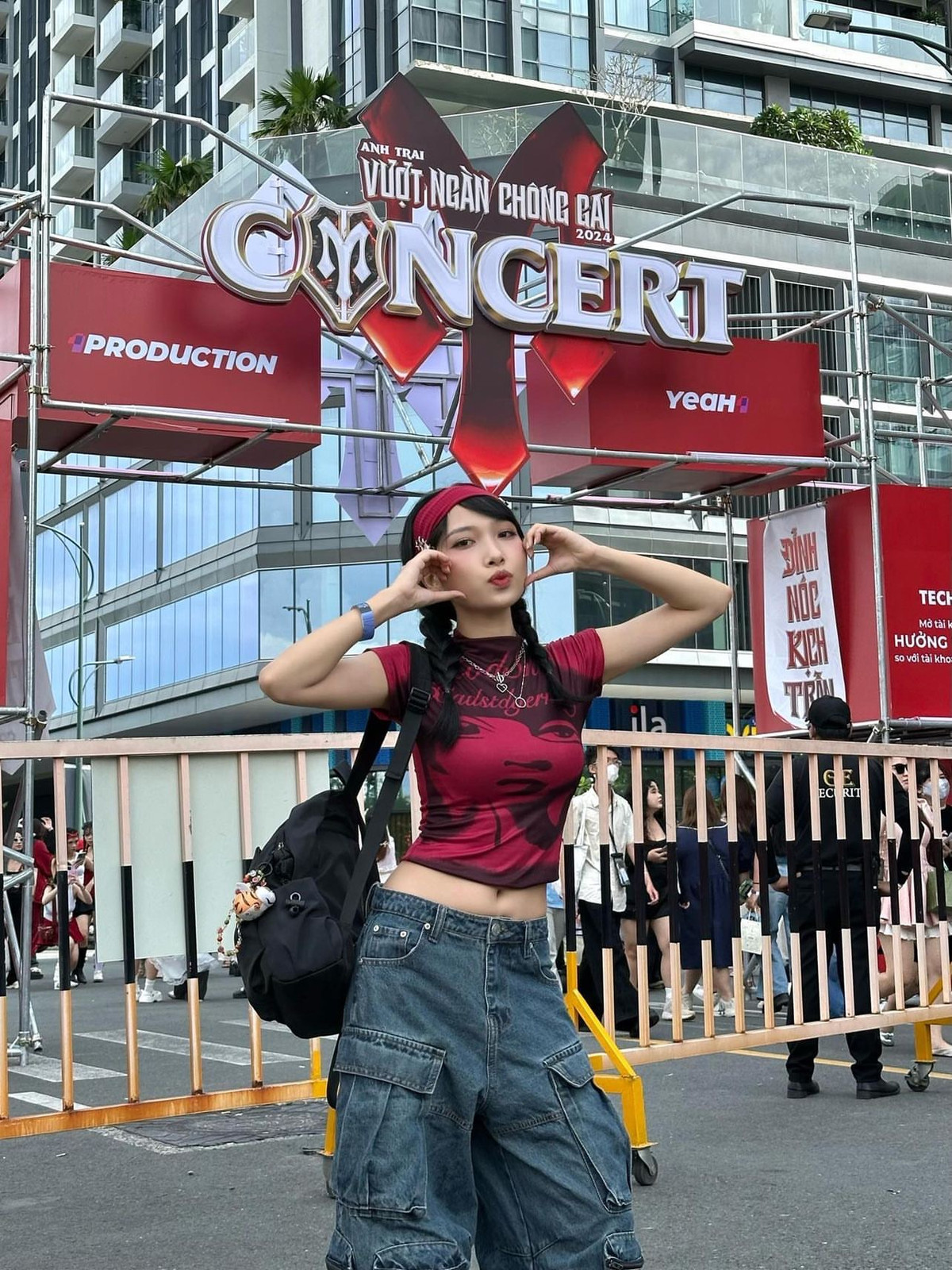 Thời tiết tại TP.HCM hiện tại lúc nắng gắt, lúc mưa to nhưng không cản được nhiệt của người hâm mộ. Đặc biệt là các fan nữ, ai nấy đều xúng xính lên đồ cực slay, chờ đến giở “quẩy” hết mình.