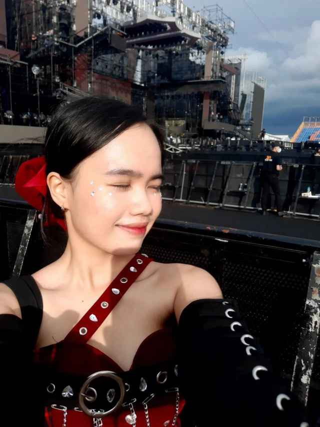 Thậm chí, dù chỉ đứng ở vị trí khá xa sân khấu nhưng được hòa mình trong không khí tuyệt vời của bữa tiệc âm nhạc cũng đủ tạo nên trải nghiệm đáng nhớ cho rất nhiều bạn trẻ.