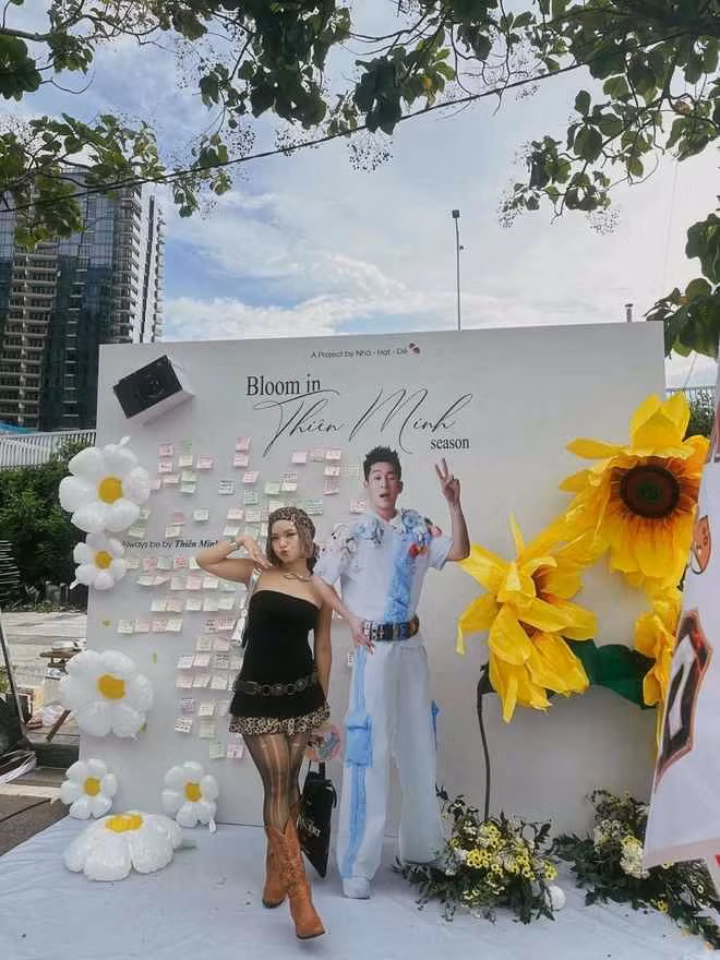 Dạo qua một vòng, từ concert Anh Trai Vượt Ngàn Chông Gai đến Anh Trai SAy Hi, đâu đâu cũng thấy những bạn nữ với gu thời trang "cháy". Để thuận tiện cho các set nhạc được sắp xếp dài hơi từ chiều đến tối muộn, các cô gái lựa chọn style thoải mái, năng động nhưng vẫn khoe được visual tối đa.