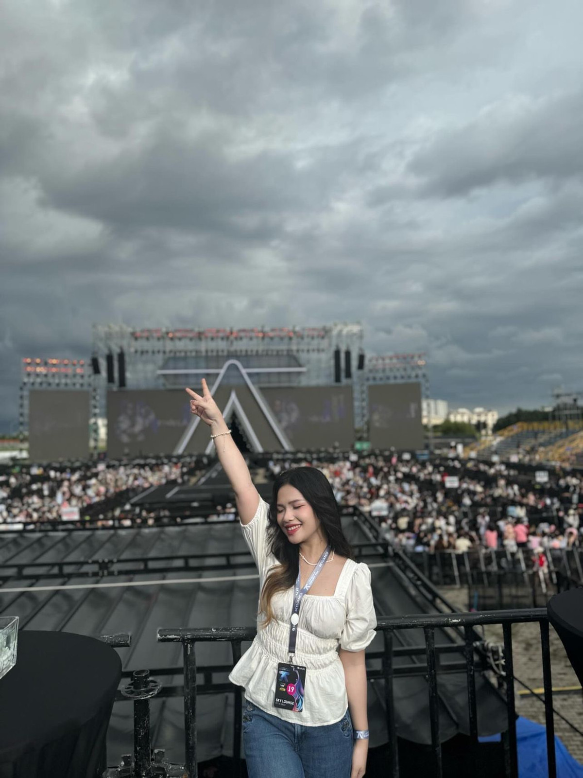 Mặc dù 19h chương trình mới chính thức bắt đầu nhưng từ rất sớm, các fan của 2 concert "Anh Trai" đã có mặt để xếp hàng giữ vị trí đẹp, tham dự một số hoạt động tiếp lửa bên lề sự kiện.