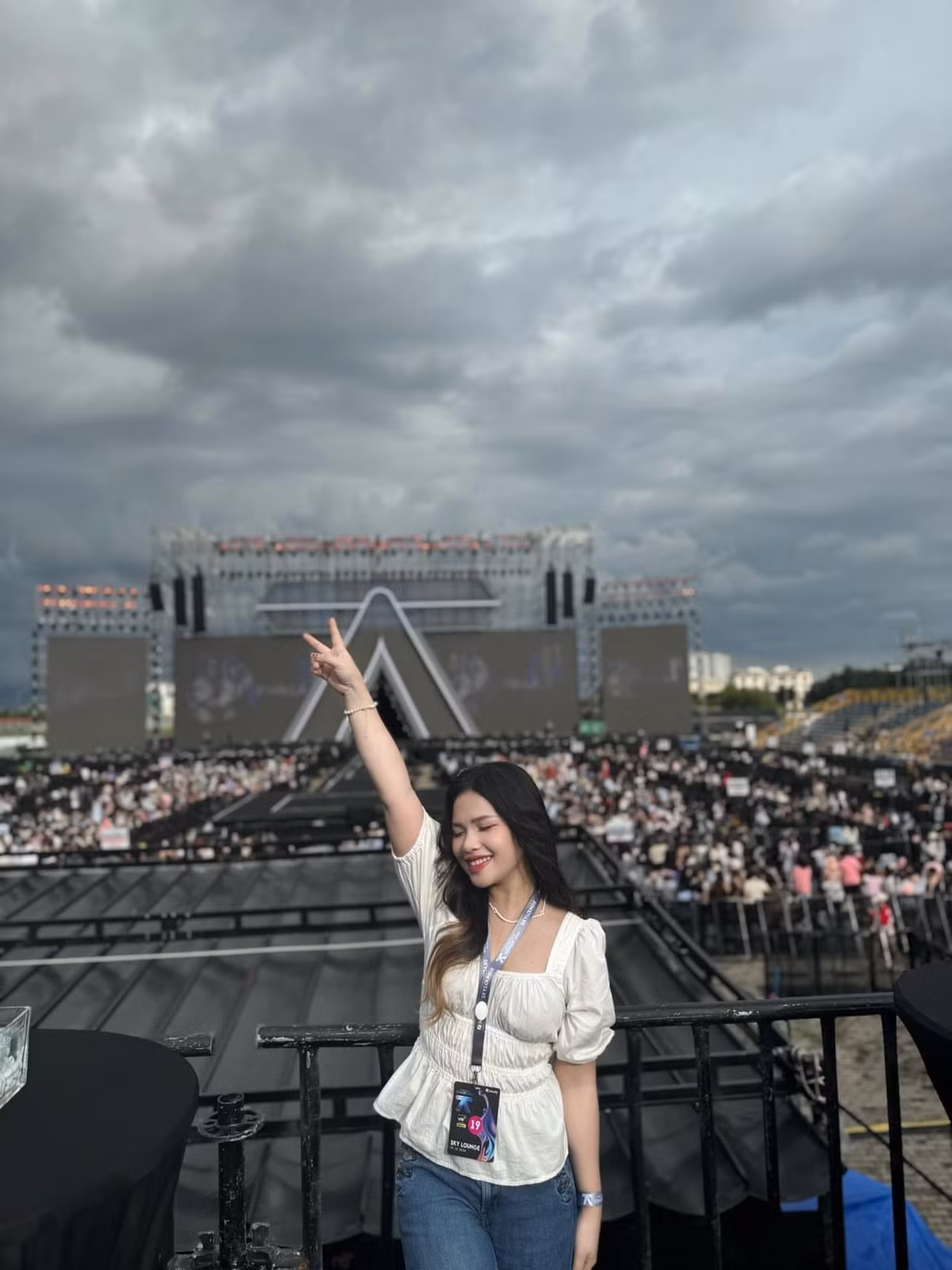 Mặc dù 19h chương trình mới chính thức bắt đầu nhưng từ rất sớm, các fan của 2 concert "Anh Trai" đã có mặt để xếp hàng giữ vị trí đẹp, tham dự một số hoạt động tiếp lửa bên lề sự kiện.