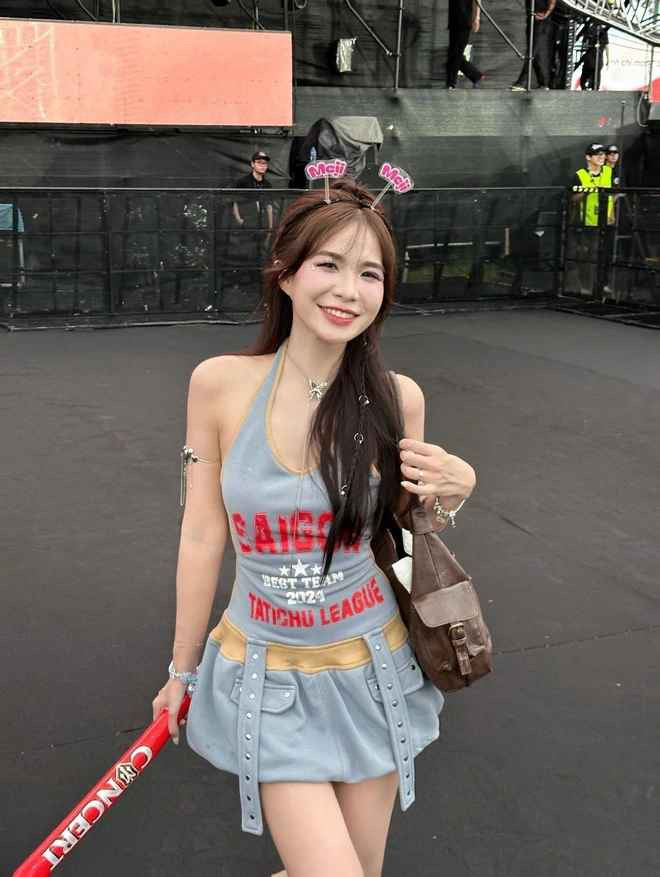 Một hot girl check-in trước giờ biểu diễn.
