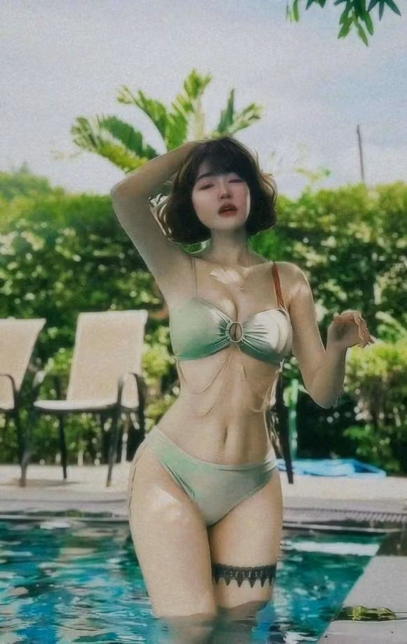 Elly Trần khoe body bỏng mắt nhưng bị soi photoshop lố "bẻ cong" vạn vật.