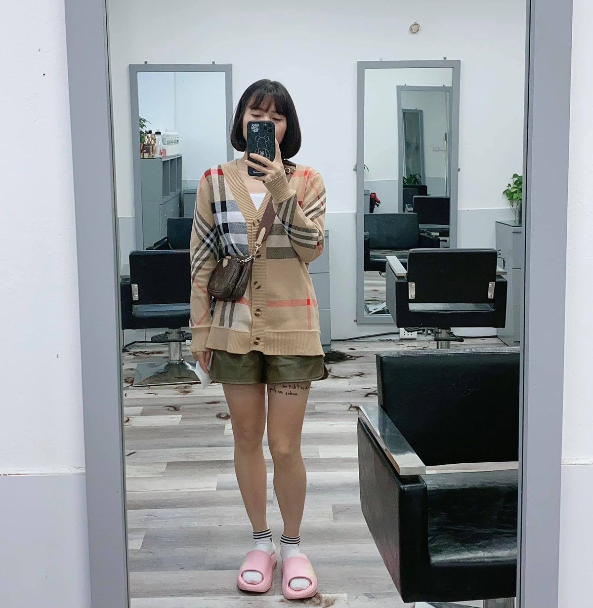 Trên trang cá nhân của mình, ngoài hình ảnh tập luyện, thi đấu, Hoàng Quỳnh chăm chỉ đăng tải những bức ảnh về gia đình, cuộc sống xung quanh cô và nhận về vô vàn lời động viên từ NHM.