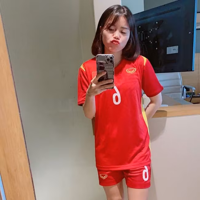 Theo đánh giá của HLV trưởng đội tuyển bóng đá nữ Việt Nam - Mai Đức Chung, Hoàng Quỳnh có lối chơi kỹ thuật, thông minh và cá tính nên thường xuyên có mặt trong đội hình chính của ông thời gian qua.