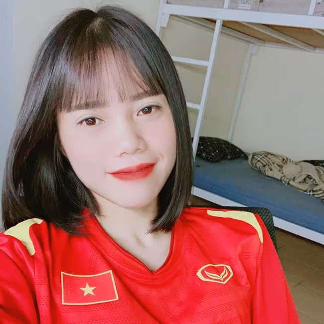 Len chuc me, gai xinh doi tuyen nu Viet Nam van dep rang ngoi