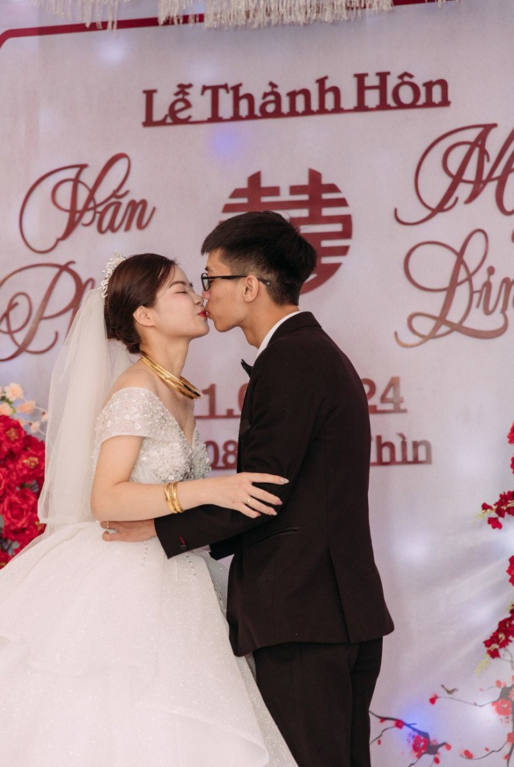 Anh Phạm Chi Ba (người thực hiện loạt ảnh, video đám cưới ngày lũ) cho hay, trong 3 năm làm nghề đây là lần đầu tiên anh thực hiện một bộ ảnh phóng sự cưới vào ngày ngập lụt.